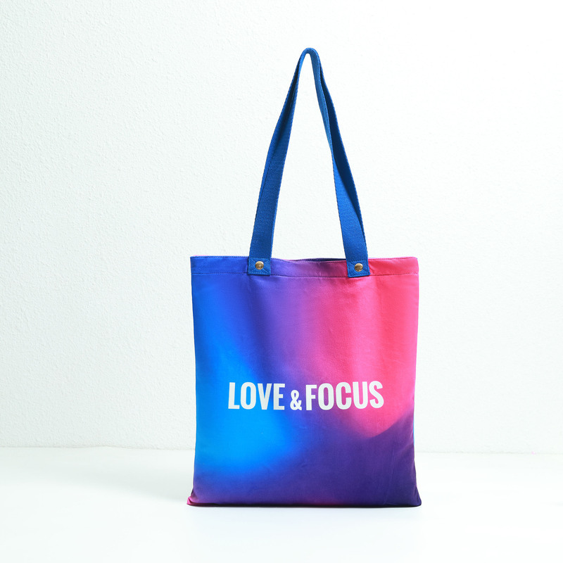 渐变色带铆钉帆布包-03